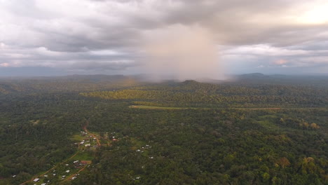 Starker-Regen-Fällt-über-Den-Amazonas-Regenwald-In-Saül.-Französisch-Guayana-Per-Drohne